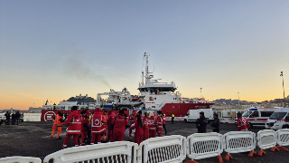 Ancona - Sbarcati i 34 migranti salvati da Emergency dalle acque libiche